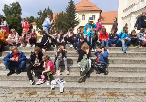 Uczniowie w słuchawkach, gotowi do zwiedzania katedry w Gnieźnie